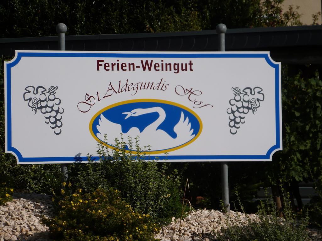 סנקט אלדגונד Wein- Und Gaestehaus St. Aldegundishof מראה חיצוני תמונה