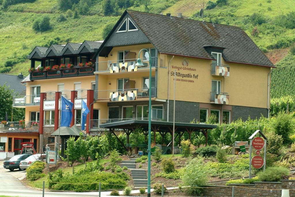 סנקט אלדגונד Wein- Und Gaestehaus St. Aldegundishof מראה חיצוני תמונה